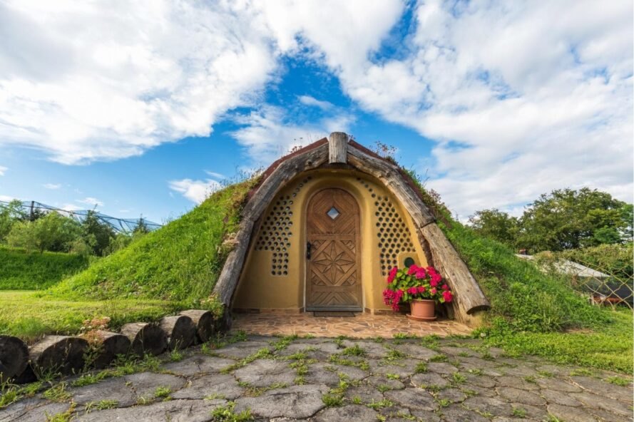 Khám phá kiến trúc nhà hobbit ở Slovenia