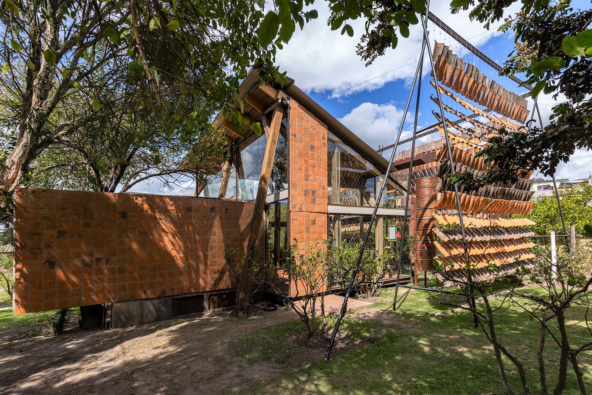 Khám phá ngôi nhà được làm từ vật liệu tái chế ở Ecuador