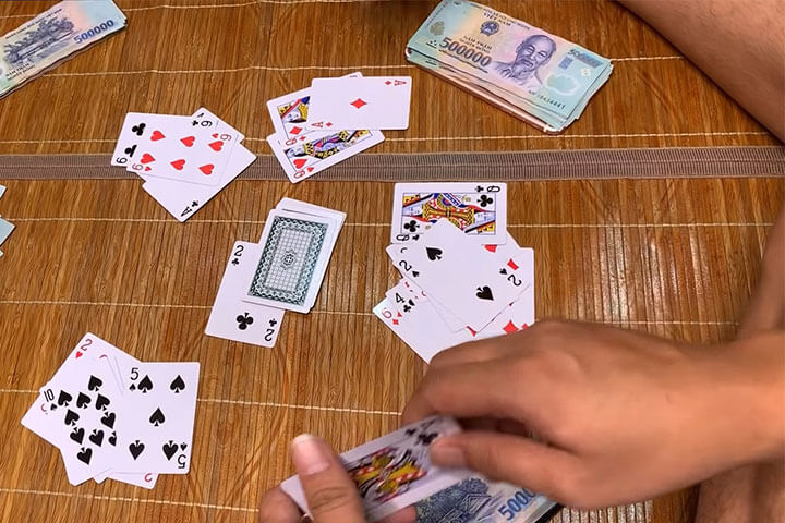 Chia bài cũng là hình thức đánh bạc
