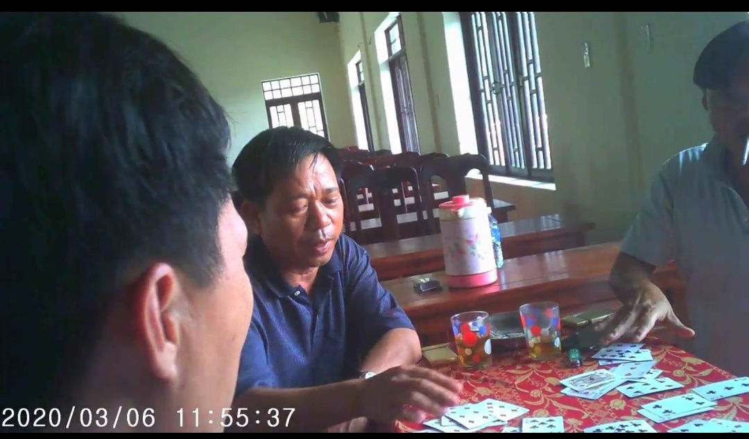 Tại hội trường UBND Điện Dương các “con bạc” đang đánh bài, nói chuyện rôm rả.